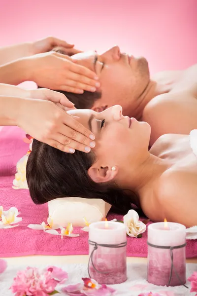 Relajada pareja recibiendo masaje en la cabeza —  Fotos de Stock