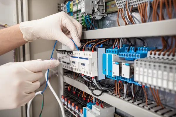 Técnico de reparação fusebox — Fotografia de Stock