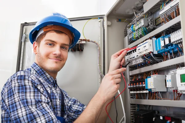 Tecnico esaminando la scatola dei fusibili — Foto Stock