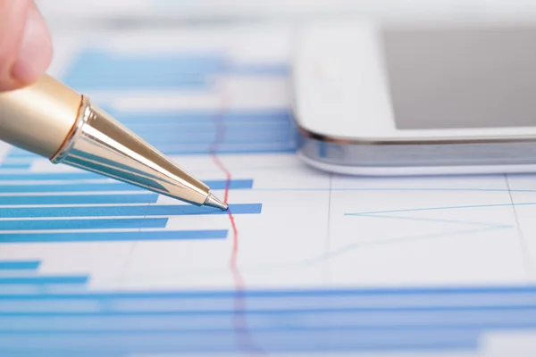 Businessman Analyzing Bargraph At Desk — Stock Photo, Image