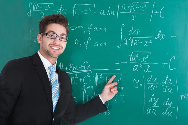 Selbstbewusster Professor gegen Tafel — Stockfoto