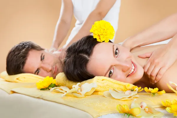 Paar ontvangende schouder massage — Stockfoto