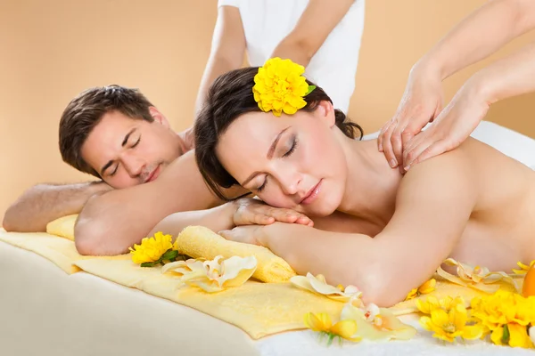 Paar ontvangende schouder massage — Stockfoto