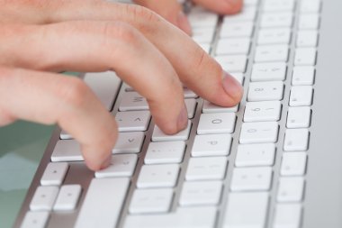tipik bilgisayar klavye üzerinde eller