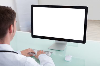 bilgisayarda çalışan erkek doktor