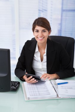hesap makinesini kullanarak iş kadını