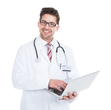 dizüstü bilgisayar kullanan doktor