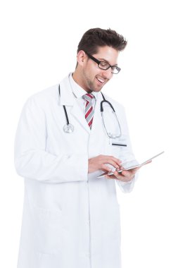dijital tablet kullanan doktor