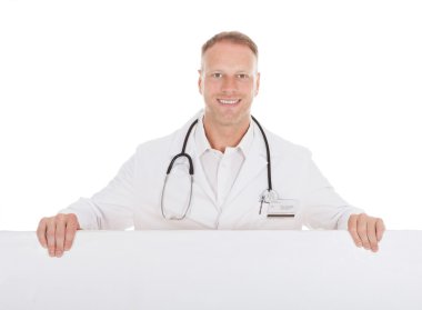 erkek doktor görüntülenirken billboard