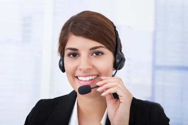 Mujer de negocios con auriculares — Foto de Stock