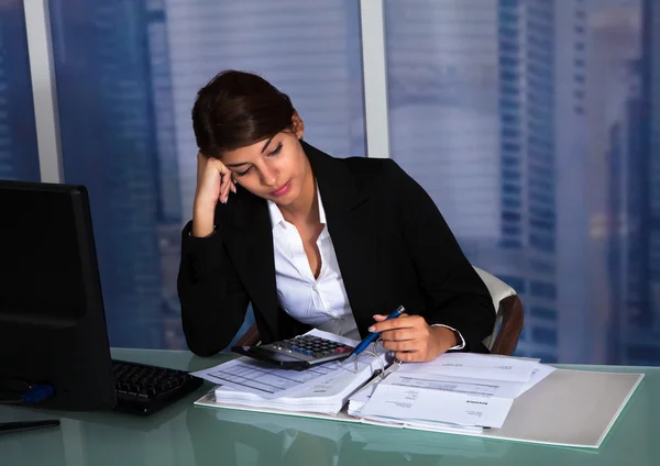 Femme d'affaires stressée travaillant — Photo