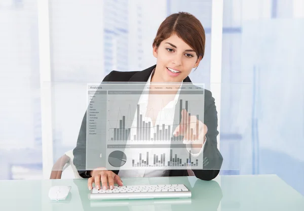 Businesswoman Working On Graph — Stock Photo, Image