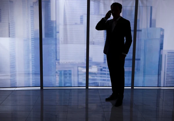 Affärsman som använder mobiltelefon — Stockfoto