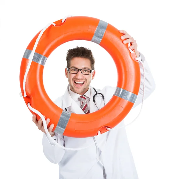 Médico olhando através de Lifebuoy — Fotografia de Stock