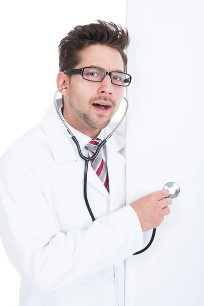 Доктор рассматривает Billboard со стетоскопом — стоковое фото