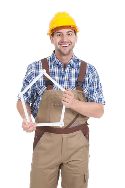Masculino construtor segurando casa quadro — Fotografia de Stock