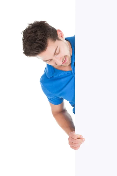 Hombre mirando la cartelera en blanco — Foto de Stock