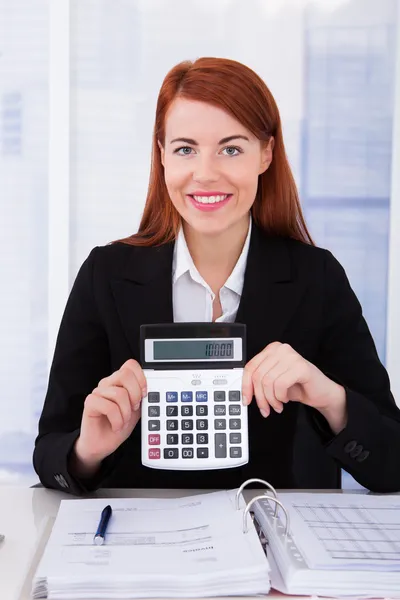 Gelukkig zakenvrouw bedrijf rekenmachine — Stockfoto