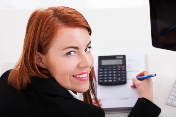 Femme d'affaires utilisant la calculatrice — Photo