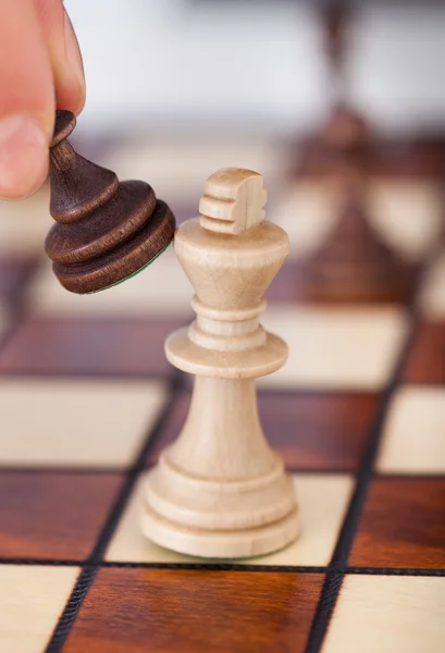 Mano de mujer jugando al ajedrez — Foto de Stock