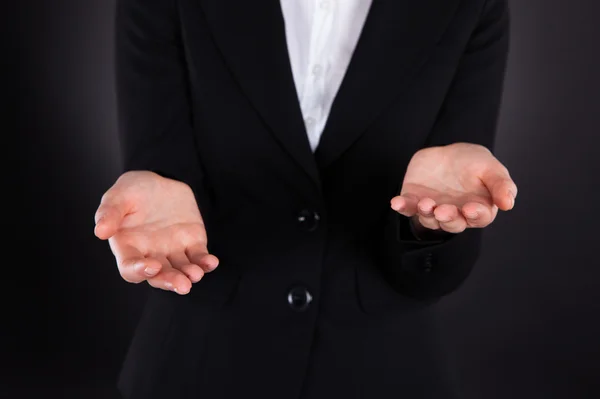 Empresaria con las manos tapadas — Foto de Stock