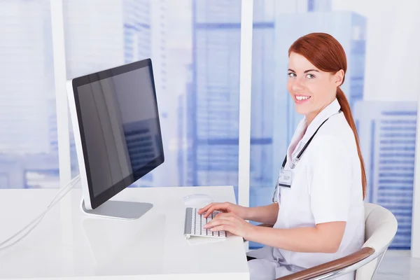 Médico feminino usando computador — Fotografia de Stock
