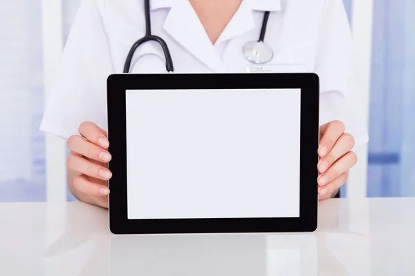Médico que muestra tableta digital —  Fotos de Stock