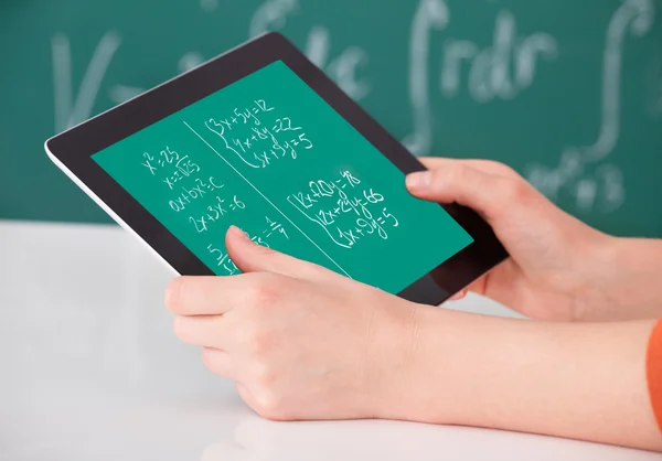 Estudiante resolviendo el problema de las matemáticas en la tableta — Foto de Stock