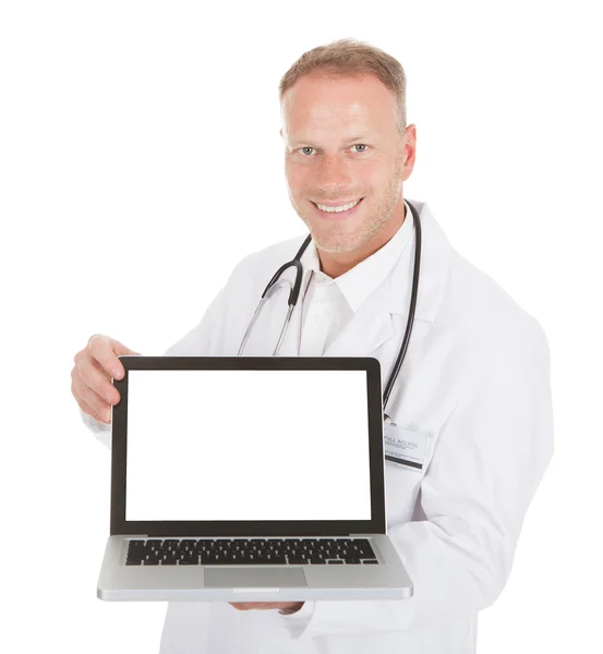 Mężczyzna lekarz wystawa laptopa — Zdjęcie stockowe