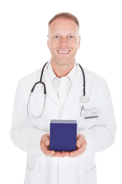 Doktor drží medicína box — Stock fotografie