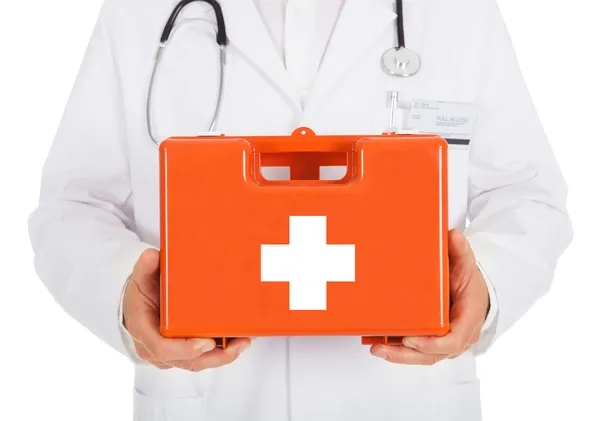 Dokter die EHBO kit voor in bedrijf — Stockfoto