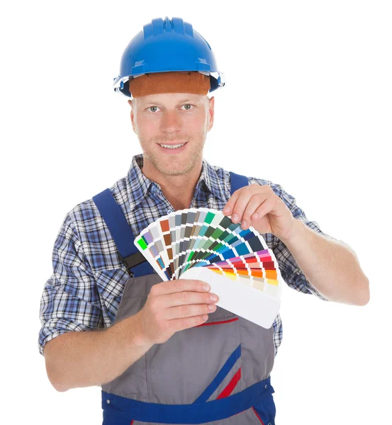 Handyman visar färgrutor — Stockfoto