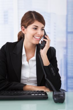 sabit telefon kullanarak iş kadını