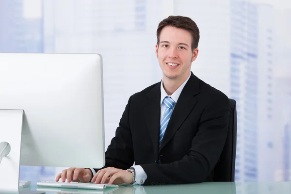 Businessman Using Computer — Stock Photo, Image