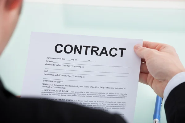 Бізнесмен читання контракт паперу — стокове фото