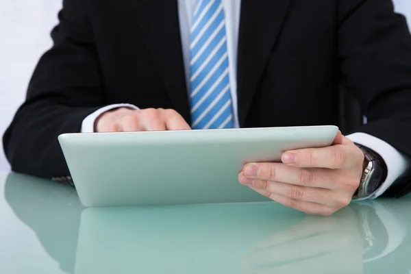 Geschäftsmann nutzt Tablet-Computer — Stockfoto