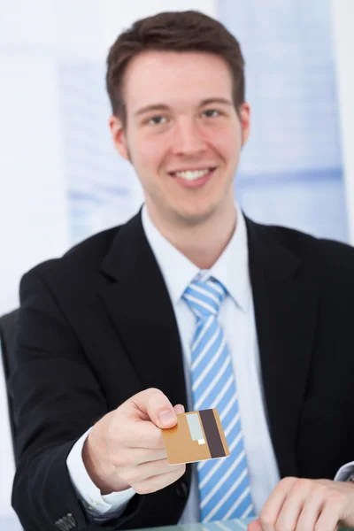 Бизнесмен, предоставляющий кредитные карты — стоковое фото