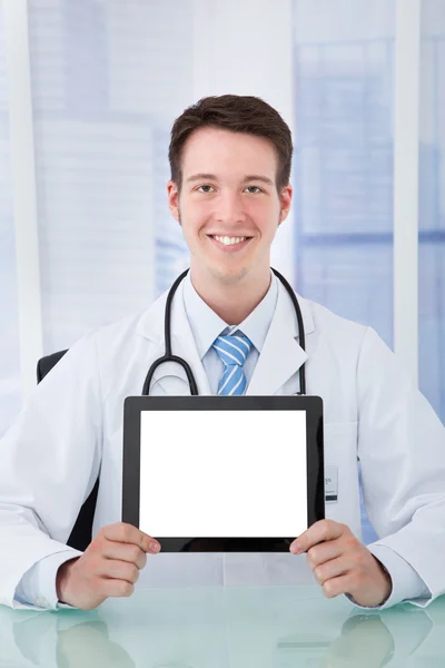 Médico que muestra tableta digital — Foto de Stock