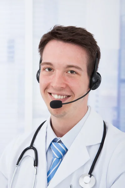 Manliga läkare bära headsetet — Stockfoto