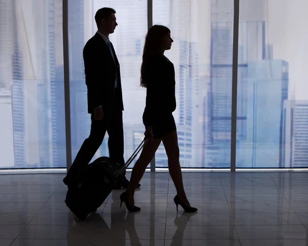 Mensen uit het bedrijfsleven lopen met Bagage — Stockfoto