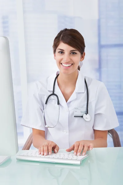 Doctor Using Computer  In Clinic — Stock Photo, Image