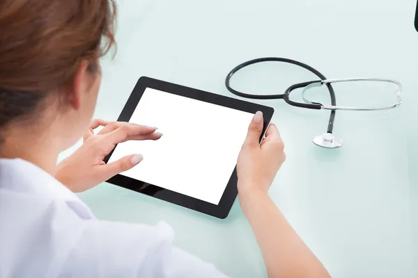 Médecin utilisant un ordinateur tablette au bureau — Photo