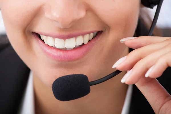 Junge Geschäftsfrau spricht auf Headset — Stockfoto