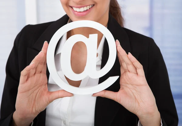 Businesswoman Holding Internet Symbol — Stock Photo, Image