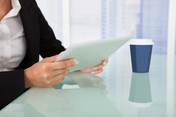 Businesswoman Using Tablet Computer — Stock Photo, Image