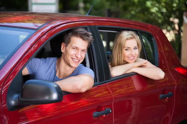 Pareja sentada en coche nuevo — Foto de Stock