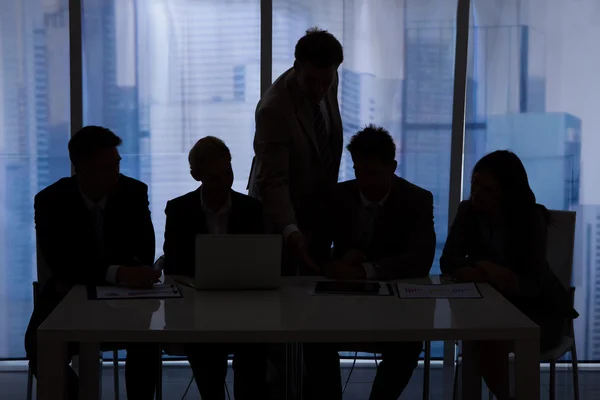Silhouette uomini d'affari Discussione — Foto Stock