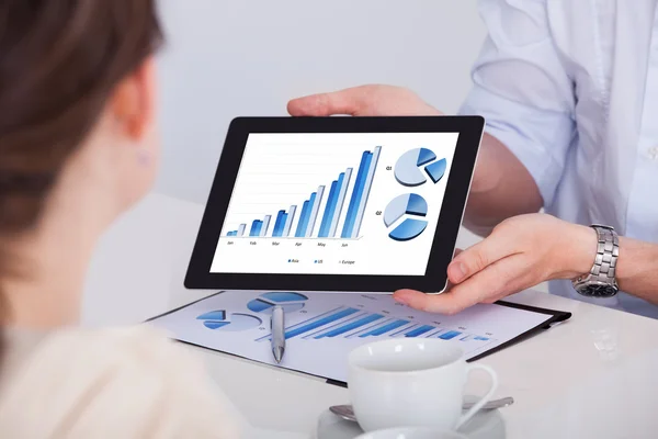 Grafico visualizzando di uomo d'affari sulla tavoletta digitaleεπιχειρηματίας προβολή γράφημα σε ψηφιακή δισκίο — Stockfoto
