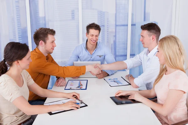 Uomini d'affari che stringono la mano in ufficio — Foto Stock