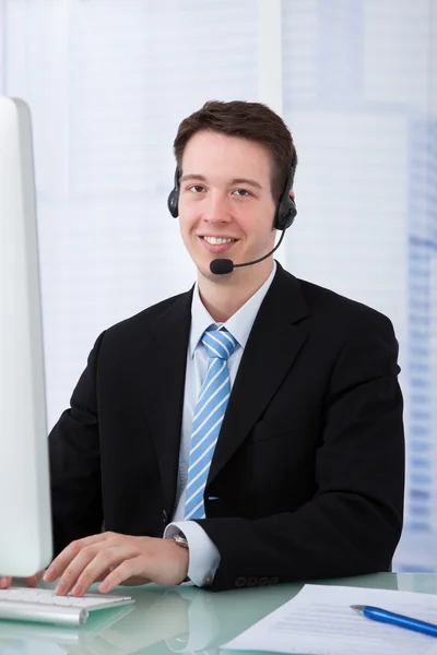 Empresario con auriculares — Foto de Stock